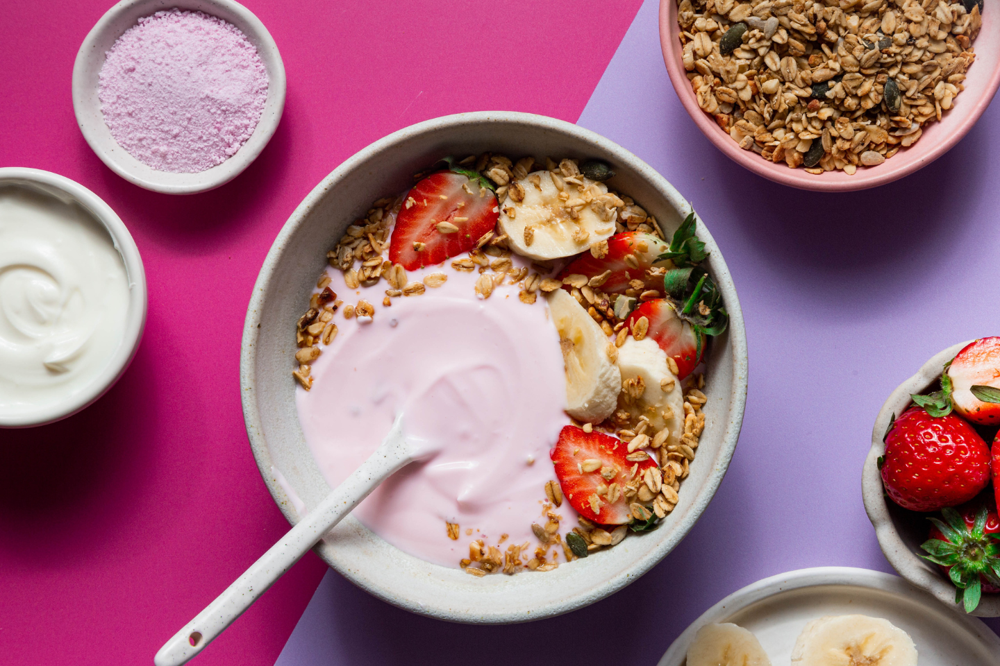 Színpompás gyümölcsös joghurt tál Színpompás gyümölcsös joghurt tál