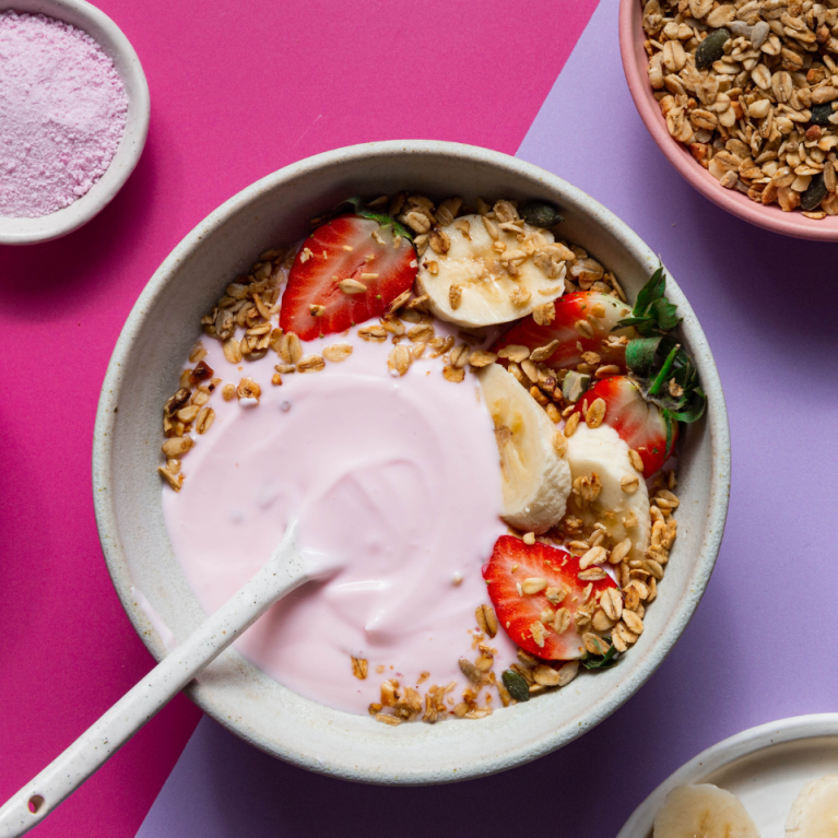 Színpompás gyümölcsös joghurt tál Színpompás gyümölcsös joghurt tál